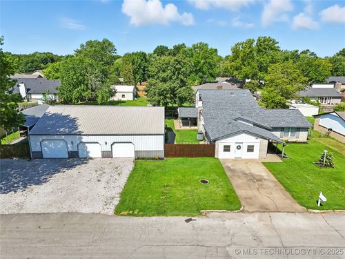 3310 S 214th East Ave, Broken Arrow, OK, 74014-1131 | Card Image