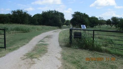 924 L R Campbell Rd, Italy, TX, 76651-2202 | Card Image