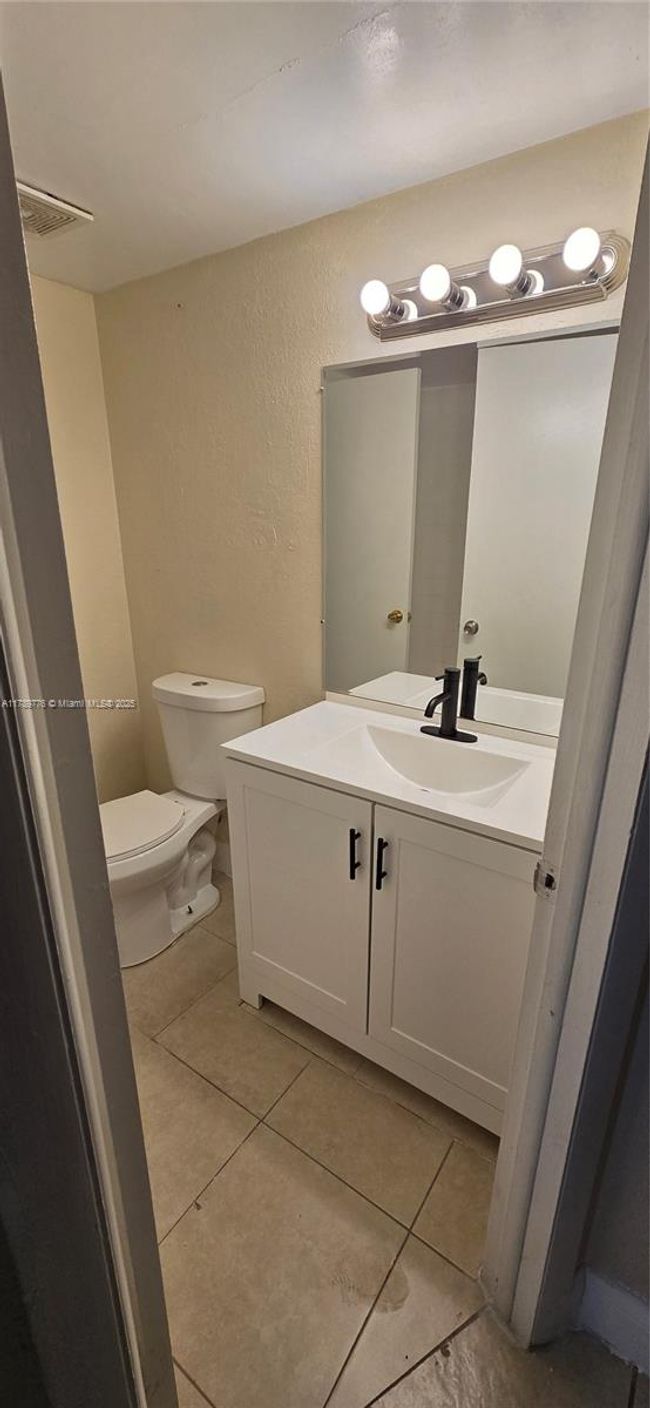 APT-207 - 4215 N University Dr, Condo with 2 bedrooms, 2 bathrooms and null parking in Sunrise FL | Image 5