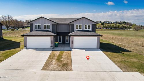 1726 Heart Ridge Loop Se, Mandan, ND, 58554-3511 | Card Image