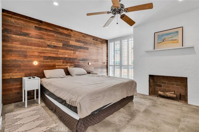 Large primary bedroom | Image 22