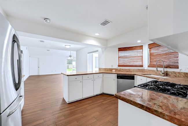 20031 Sunny Shores Dr, House other with 3 bedrooms, 2 bathrooms and 3 parking in Humble TX | Image 10