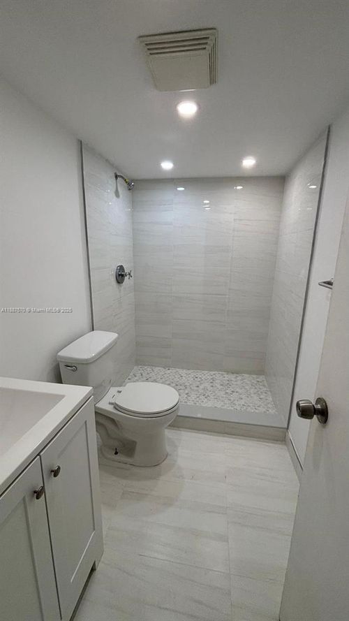 apt-115-1913 S Ocean Dr, Hallandale Beach, FL, 33009-5914 | Card Image