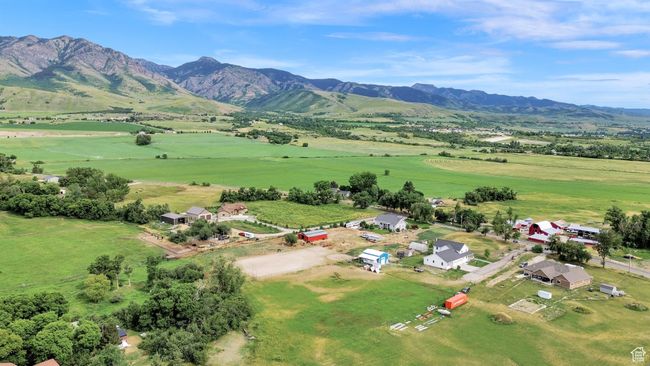 Overview of rural landscape with a mountainous background | Image 80