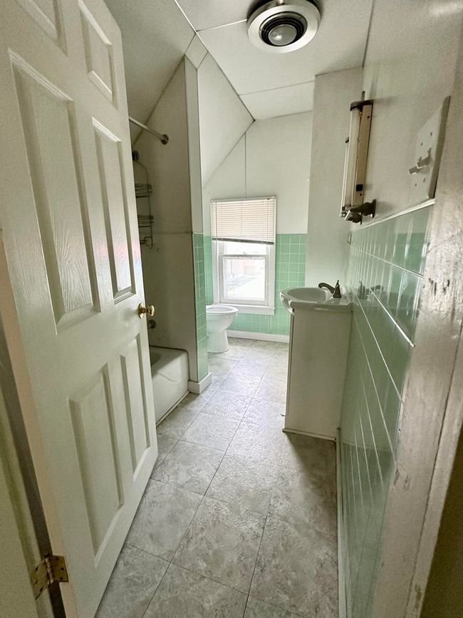228 Main St, Home with 3 bedrooms, 2 bathrooms and null parking in Hinton WV | Image 6