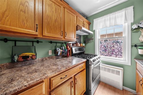 apt-e8-200 N Village Ave, Rockville Centre, NY, 11570-2352 | Card Image