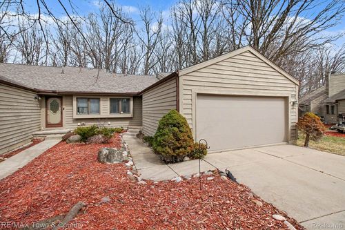 35-2442 Valley Oaks Cir, Flint, MI, 48532-5404 | Card Image