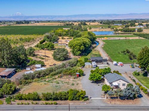 1180 S Wapato Rd, Wapato, WA, 98951-9749 | Card Image