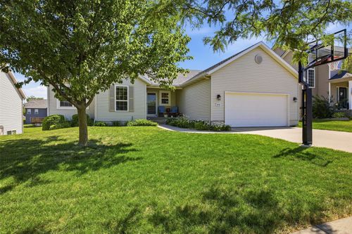 2113 Radcliffe Dr Sw, Cedar Rapids, IA, 52404-3333 | Card Image