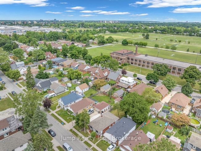 1662 Cadillac St, House other with 5 bedrooms, 3 bathrooms and null parking in Windsor ON | Image 8