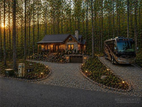 42 Ivy Rd, Newland, NC, 28657-8309 | Card Image