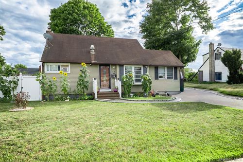 60 32nd St, Copiague, NY, 11726-2518 | Card Image