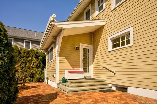 28 Lindbergh St, Locust Valley, NY, 11560-1810 | Card Image