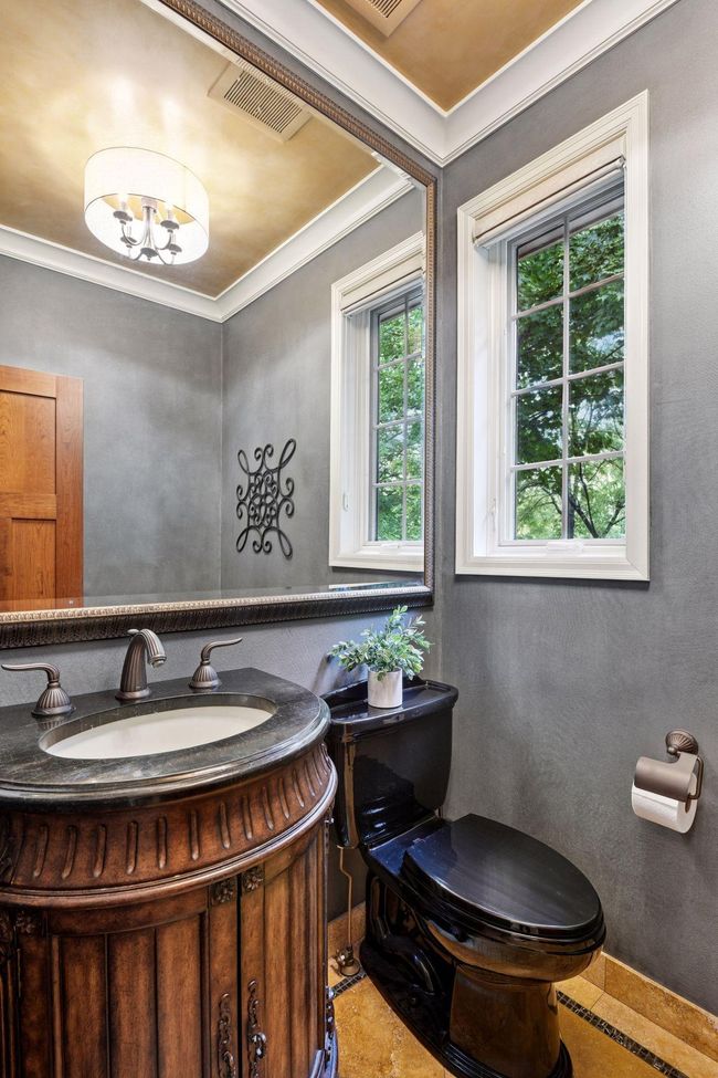 1/2 bath 2 on main flooor | Image 27