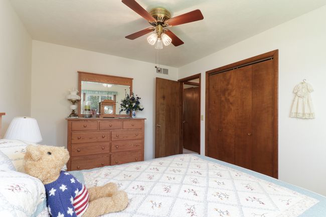 34 Pembrook Cir, House other with 3 bedrooms, 2 bathrooms and 2 parking in Bloomington IL | Image 19