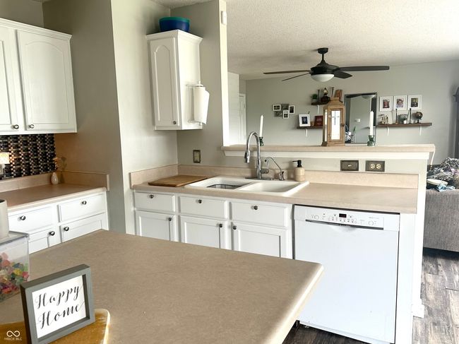 Extremely large kitchen for entertaining guests or simple family meals | Image 11