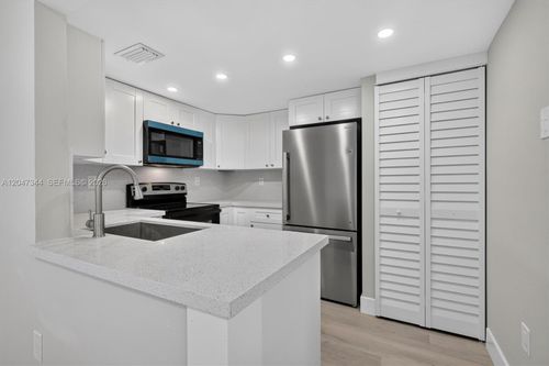204-10080 Nw 9th St Cir, Miami, FL, 33172 | Card Image
