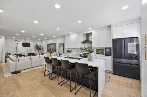 1518 Fielding St, Bronx, NY, 10469-5904 | Card Image
