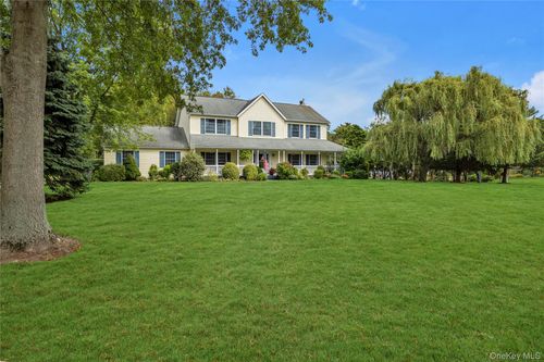 4 Simeon Rd, Riverhead, NY, 11901-5413 | Card Image