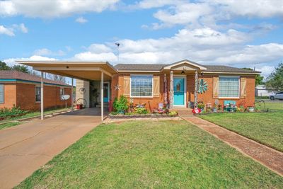 View of front of property featuring a front lawn and a carport | Image 1