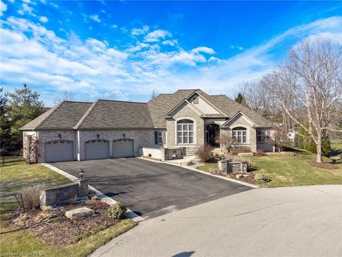 224 Oregon Crt, Kitchener, ON, N2P2S4 | Card Image