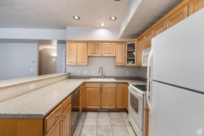 Kitchen | Image 12