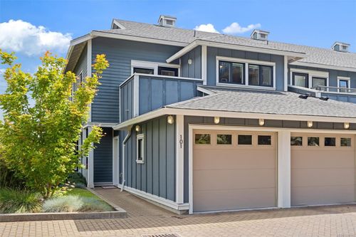 101-3916 Carey Rd, Saanich, BC, V8Z4E2 | Card Image