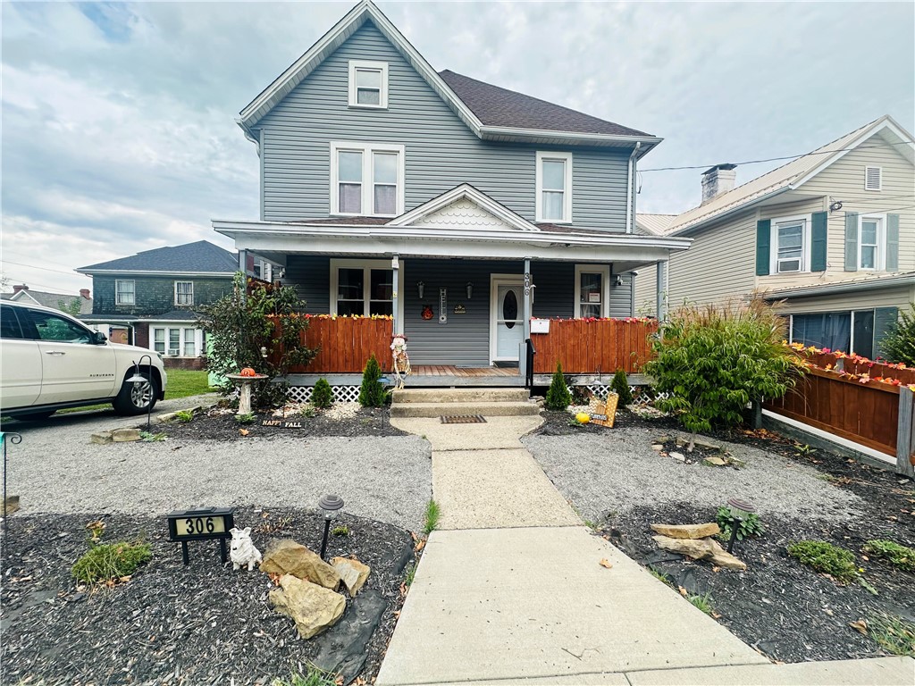 4th St, California, PA 15419