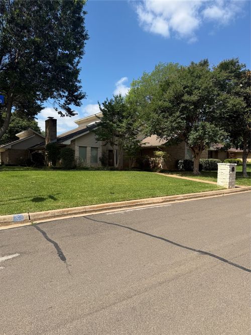 1000 Briarcliff Dr, Arlington, TX, 76012-5317 | Card Image