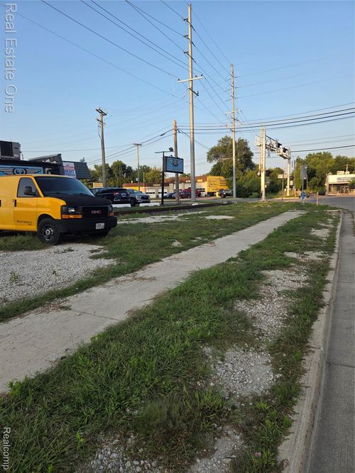 389 Northbound Gratiot Ave, Mount Clemens, MI, 48043-5778 | Card Image