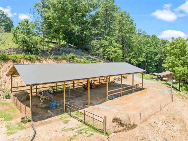 Pole Barn with running water | Image 18