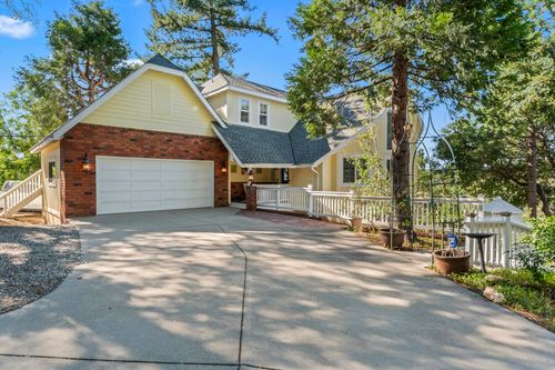 692 Zurich Dr, Lake Arrowhead, CA, 92352 | Card Image