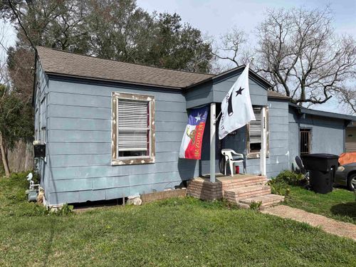 2024 Avenue F, Nederland, TX, 77627-5209 | Card Image