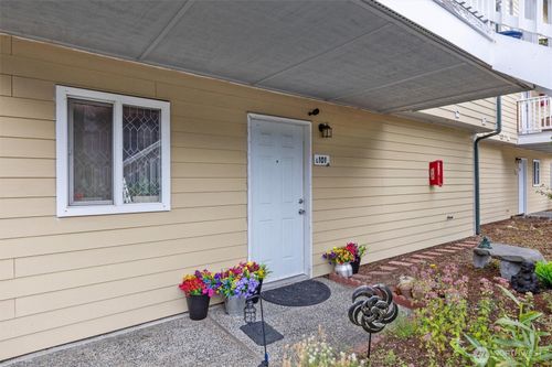 l101-8823 Holly Dr, Everett, WA, 98208-1820 | Card Image