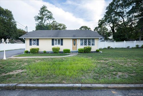 8 Doradell Drive, Brookhaven, NY, 11741 | Card Image