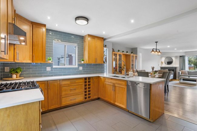 20147 Hampton St, House other with 3 bedrooms, 2 bathrooms and 5 parking in Maple Ridge BC | Image 10