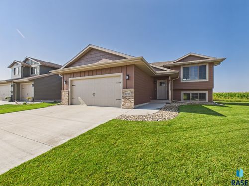 2725 S Linedrive Ave, Sioux Falls, SD, 57110 | Card Image