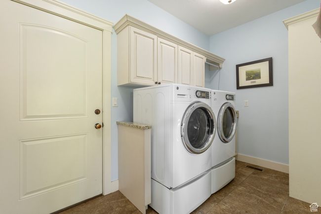 Washroom with washer and clothes dryer, cabinet space, and baseboards | Image 17