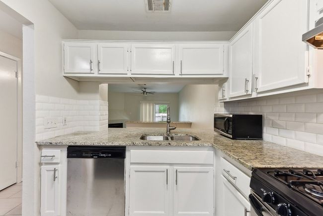 Plenty of space for preparing meals | Image 11