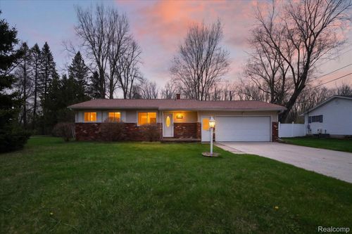 5300 Arnold Dr, Burton, MI, 48509-1502 | Card Image