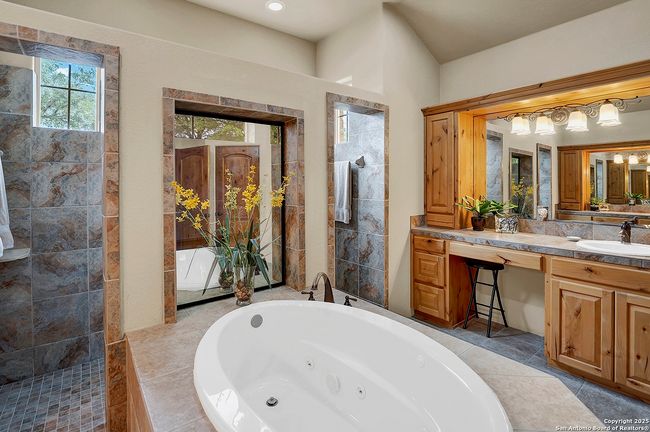 Whirlpool tub with 2 way mirror | Image 16