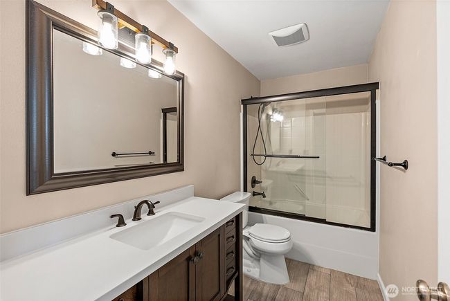 2nd Floor Hall Bath | Image 17