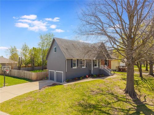 316 Se Williamsburg Dr, Blue Springs, MO, 64014-5558 | Card Image
