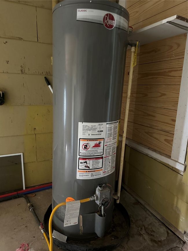 Utility room with gas water heater | Image 18
