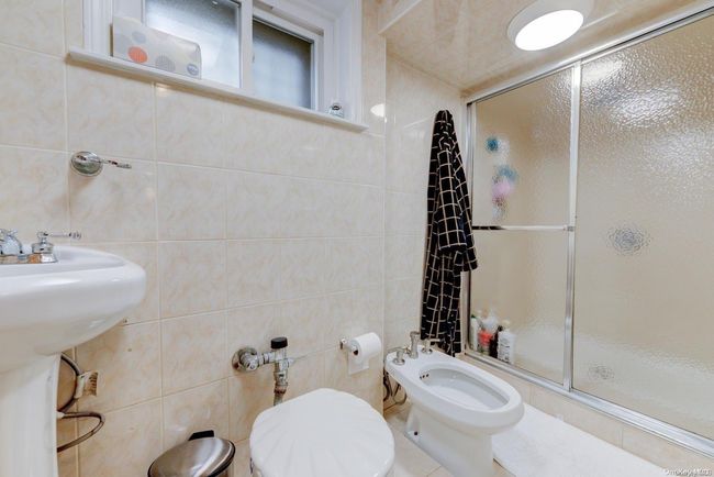 69-33 170 Th St, House other with 5 bedrooms, 3 bathrooms and null parking in Fresh Meadows NY | Image 11