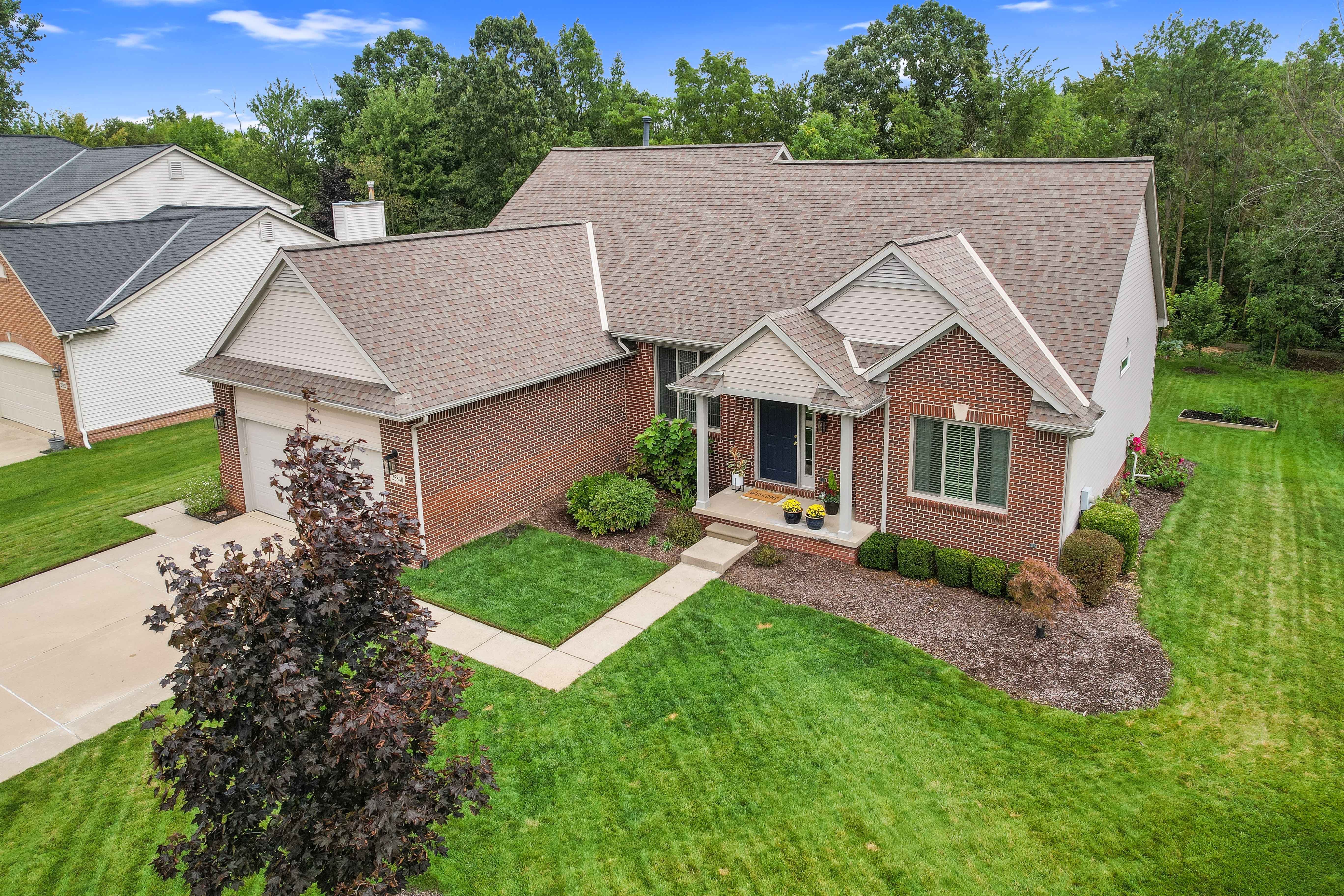 Mccrory Ln, South Lyon, MI 48178