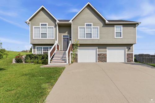 8867 Regina Ln, Manhattan, KS, 66502-1573 | Card Image