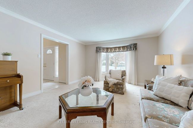 32 Petch Cres, House other with 4 bedrooms, 3 bathrooms and 4 parking in Aurora ON | Image 4