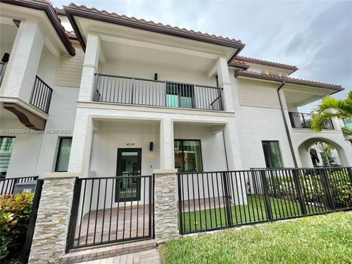 4654-4654 Nw 83rd Pkwy, Doral, FL, 33166-5536 | Card Image