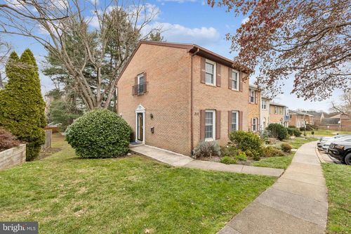 215 Commons Dr Nw, VIENNA, VA, 22180-4216 | Card Image